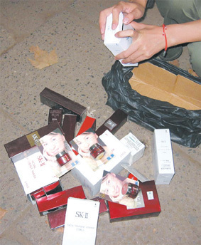 “高档化妆品”低价卖 谎言戳破落荒而逃(图) _新闻中心_中国江苏网