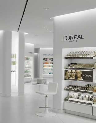 融合之美 专卖店化妆品展示柜与预包装食品销售区的协同设计